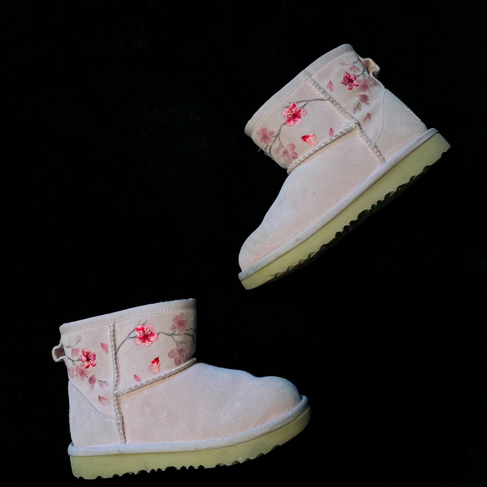 •UGG

•Cherry Blossom Boots

•US 12, UK 11, EU 30

•Light Pink

•Used